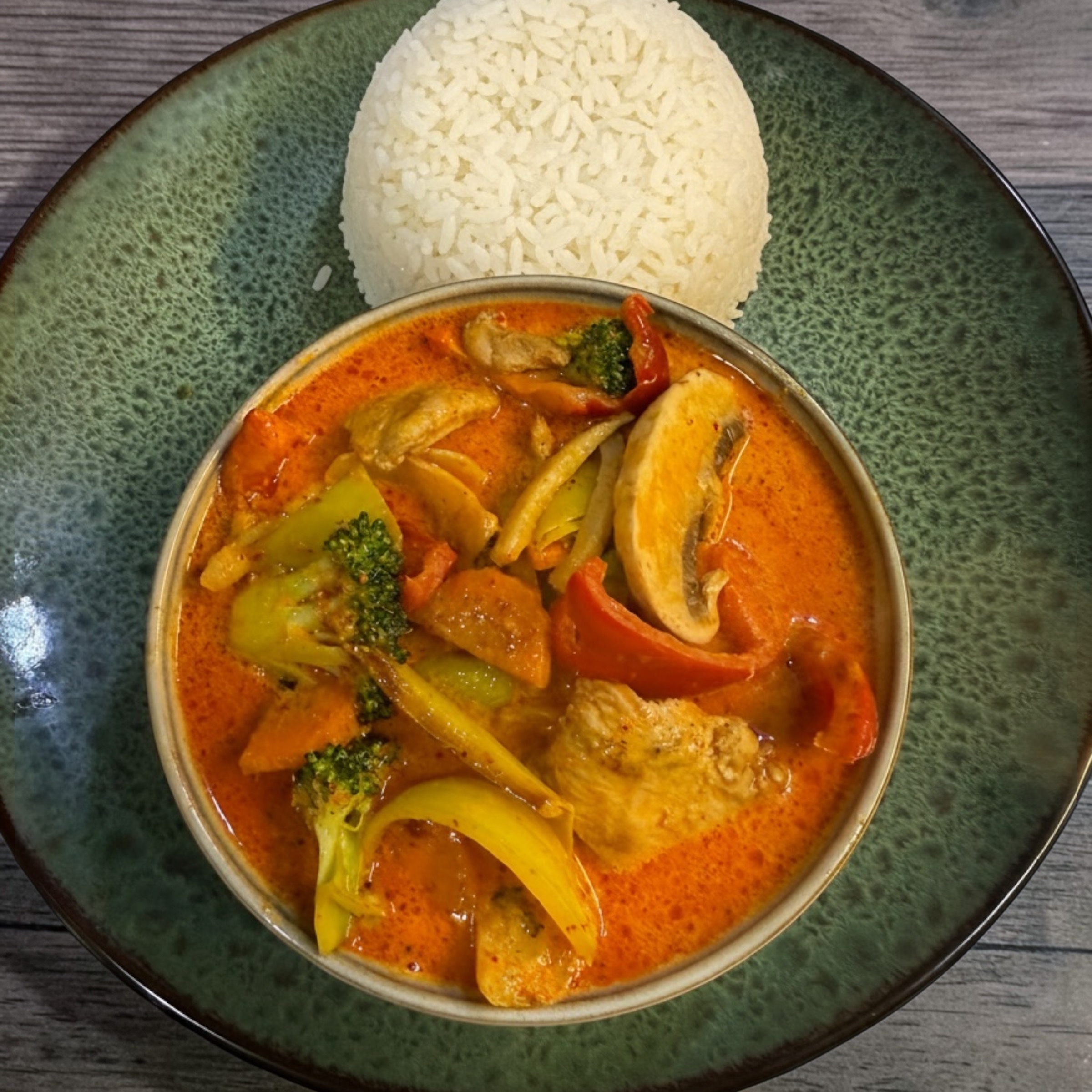 Räkor / biff / kyckling i röd curry (stark)