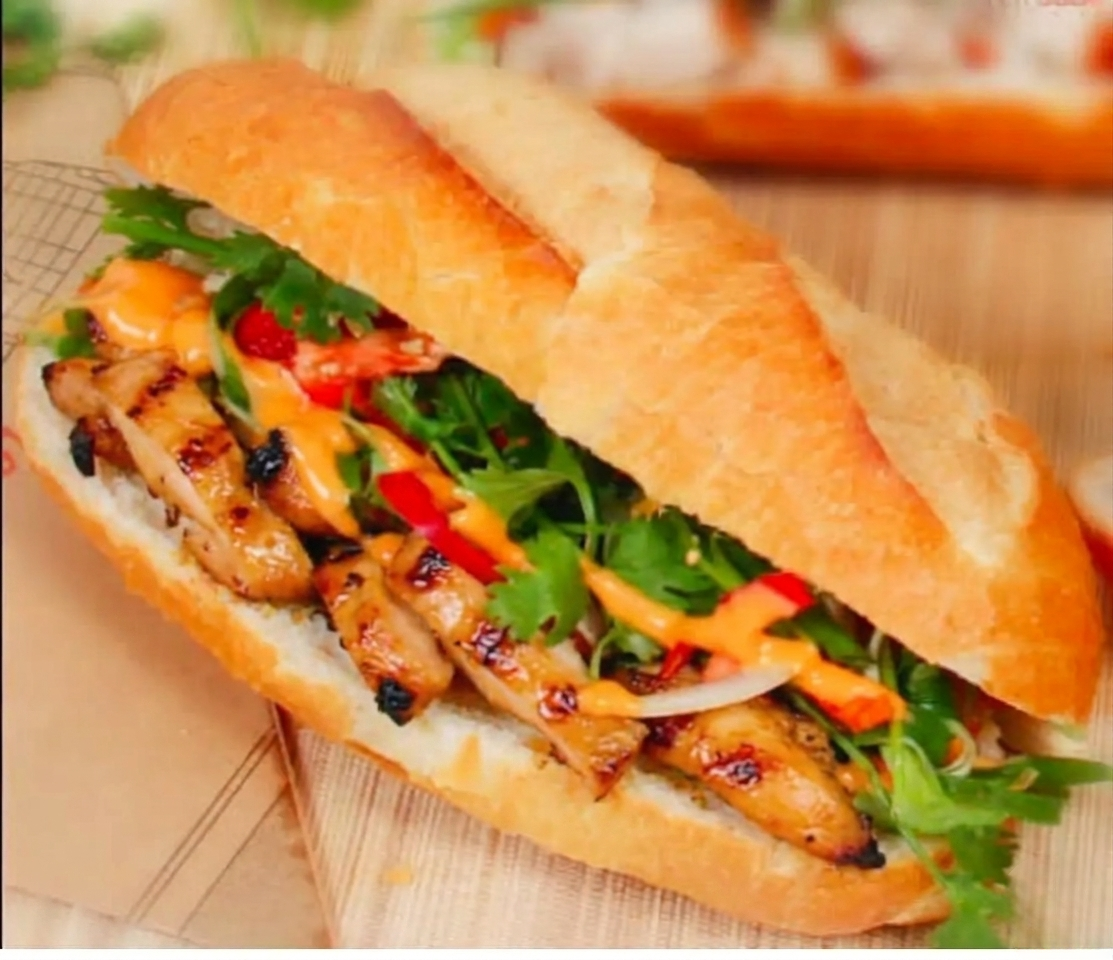 Bánh mì thịt gà nướng / heo nướng