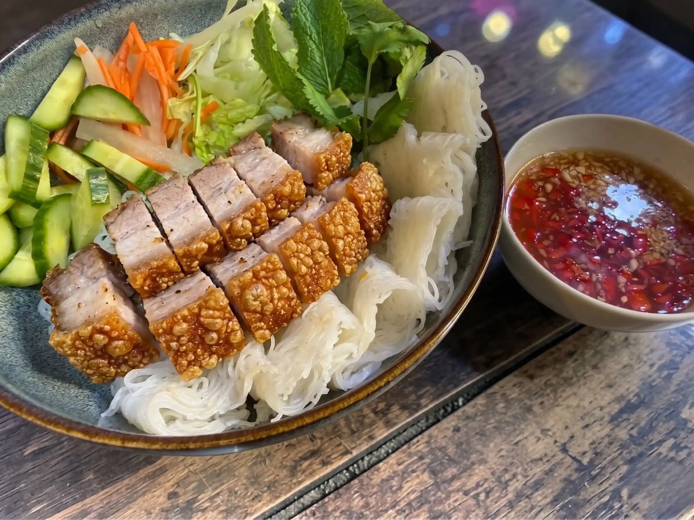 Bánh hỏi med rostat fläsk / grillad biff / premiumbiff
